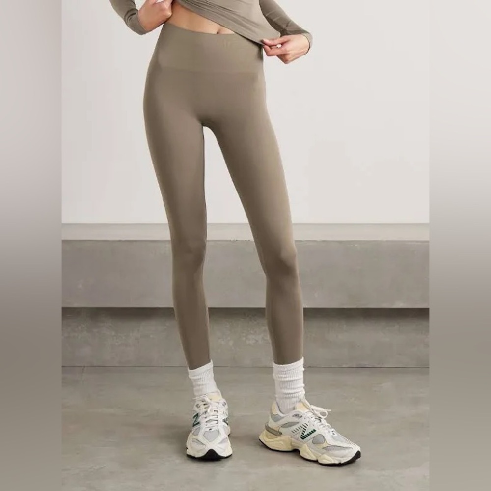 SKIMS Soft Smoothing Seamless Leggings in Truffle Size Small NWT